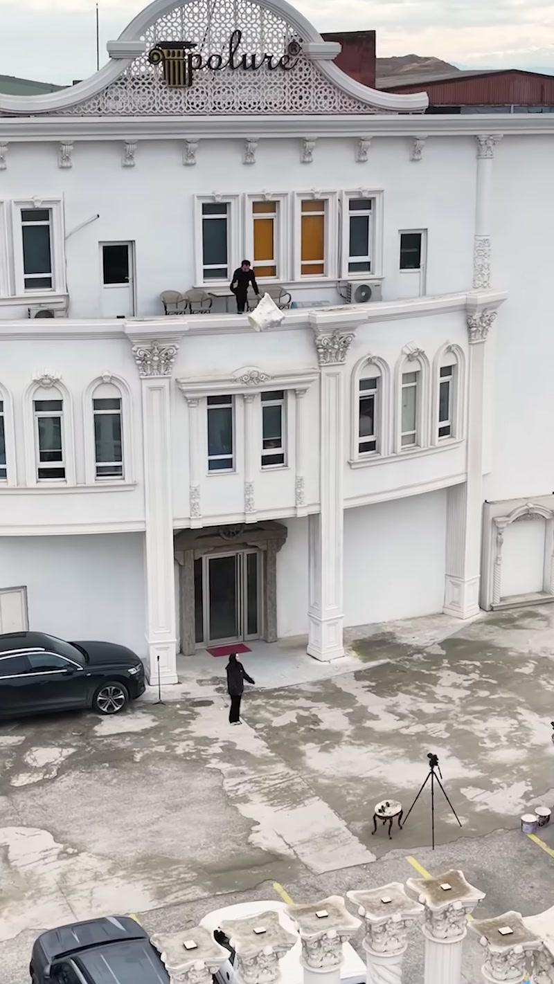 Dekoratif sütunlarla tamamlanan klasik mimari üsluptaki dış cephe uygulaması