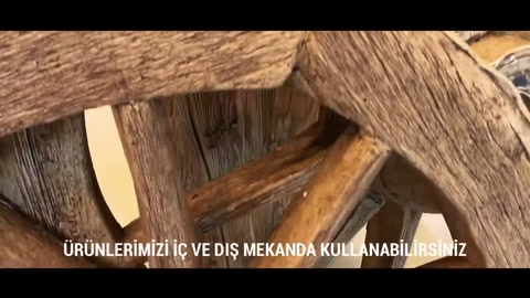 Çapraz yerleştirilmiş rustik merteklerde birleşim ve eskitme dokusu görülüyor.