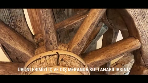 Dekoratif at arabası tekerinin kolları rustik kirişlerle çevreleniyor.