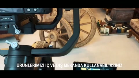 Atölyedeki kamera, dekoratif teker ve mertek düzenini karşıdan kaydediyor.