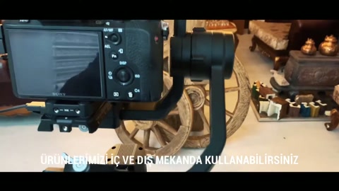 Kamera ekranından atölyede sergilenen teker ve mertekler kontrol ediliyor.