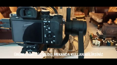 Çekim kamerasının yanında ahşap dokulu teker ve kirişler bulunuyor.