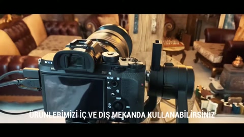 Atölye çekiminde dekoratif tekerlerin arkasındaki mertekler görüntüleniyor.