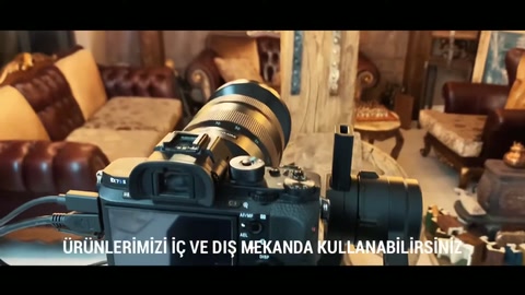 Kamera merceği, sergilenen poliüretan teker ve kirişlere yöneltiliyor.