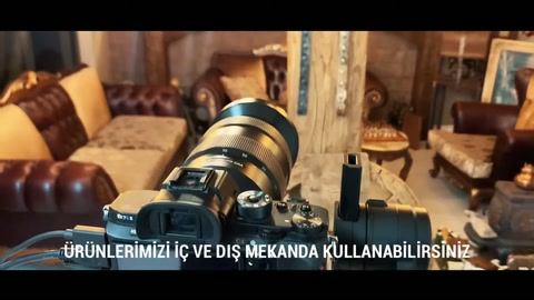 Çekim ekipmanı önünde yuvarlak teker ve uzun mertekler sıralanıyor.
