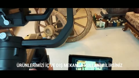 Çekim ekranı ve arkadaki dekoratif tekerler aynı karede görülüyor.
