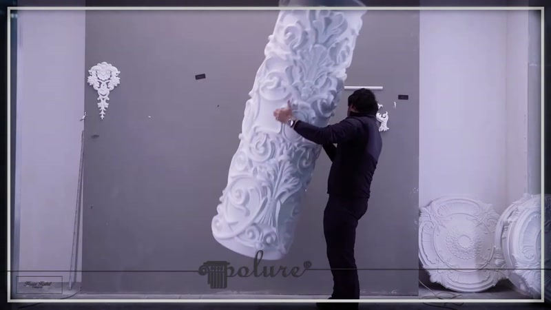 Kabartmalı bitkisel desenli poliüretan dekoratif panel önden sergileniyor.