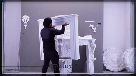 Usta, süslü bir dikey dekorasyon parçasını sergi alanına yerleştiriyor.