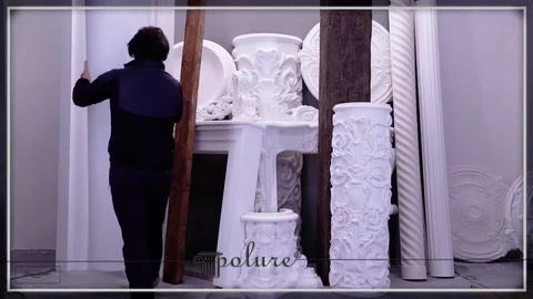Farklı desenlerde sütunlar ve başlıklar aynı sergi alanında bulunuyor.