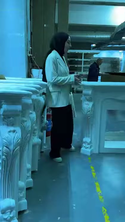 Düz hatlı ve süslemeli şömine modelleri atölyede birlikte görülüyor