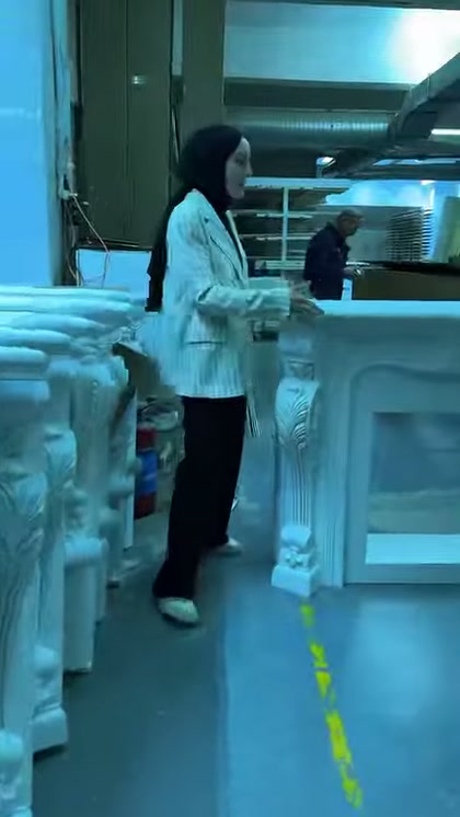 Sunucu dikdörtgen açıklıklı şömine çerçevesinin üst bölümünü inceliyor