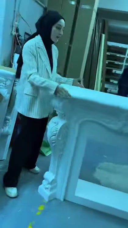 Şömine modelinin düz tablası ve kıvrımlı köşe bezemesi öne çıkıyor