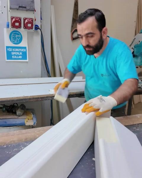 İşçi elle kalıp yüzeyini zımparalıyor