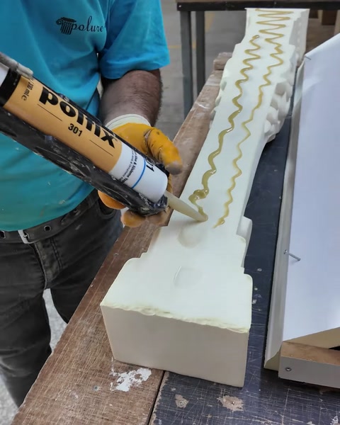 Polfix yapıştırıcı kalıp yüzeyine sıkılıyor