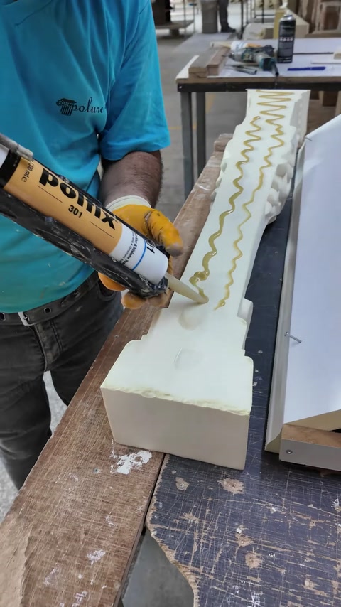 Birleşim yüzeyine tabanca yardımıyla yapıştırıcı sürülüyor