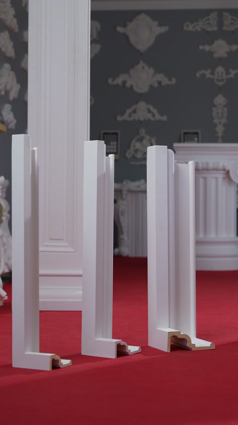 Çeşitli pilaster gövdeleri ve profil parçaları dikey sergileniyor