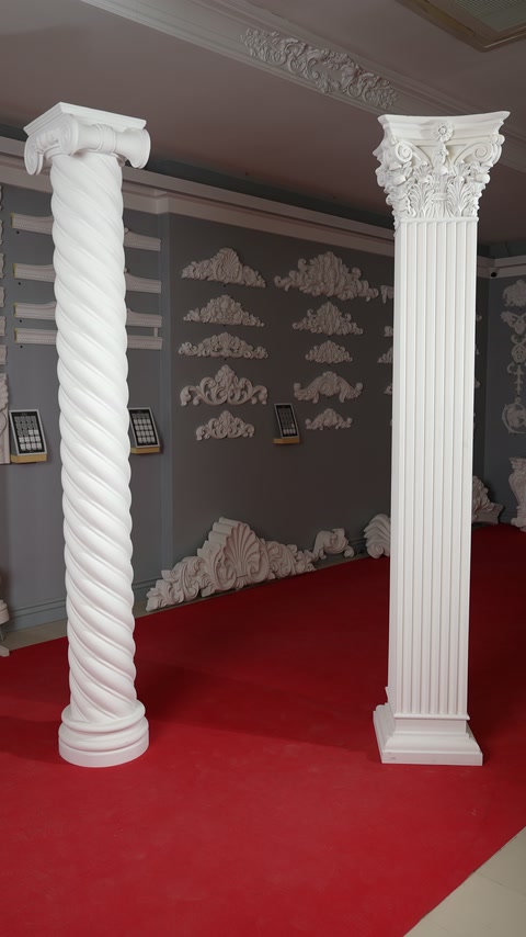 Burgulu yuvarlak sütun ile yivli pilaster yan yana duruyor