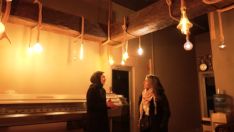 Rustik showroom tavanında ahşap dokulu kiriş kaplaması inceleniyor