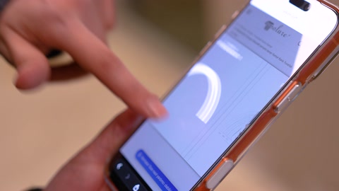Telefon ekranında internet sitesindeki ürün seçenekleri inceleniyor