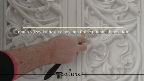 El, dekoratif separatörde motifler arasındaki boyalı alanı kontrol ediyor