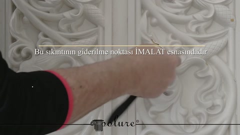 El, beyaz separatör üzerindeki kıvrımlı desen sınırını gösteriyor