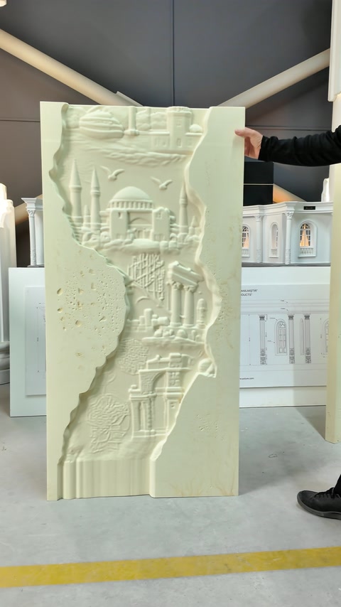 Dikey İstanbul rölyefinin alt ve orta kabartmaları önden beliriyor.