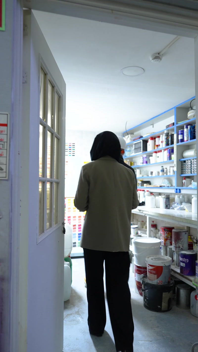 Laboratuvarın çalışma alanı, malzeme rafları ve kaplarıyla birlikte görülüyor