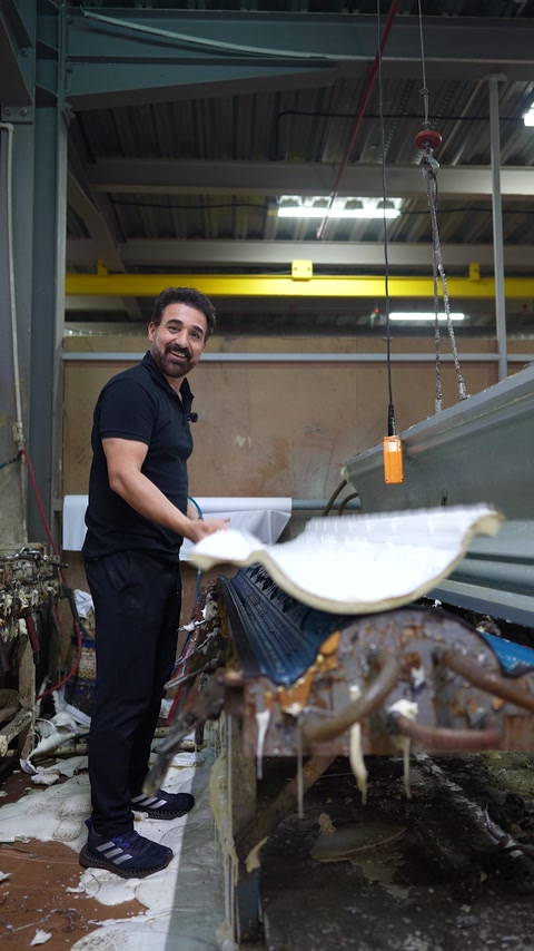 Tek parça kartonpiyer açık kalıptan yukarı kaldırılıyor