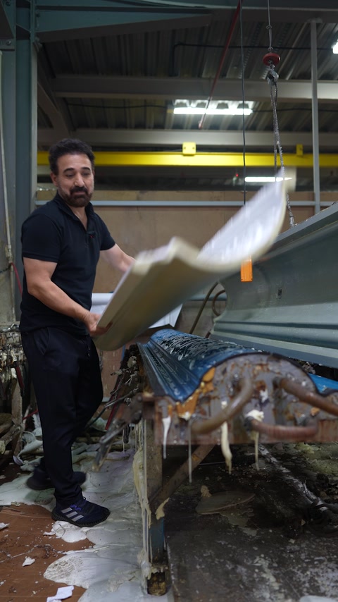 Kalıptan çıkarılan geniş dekoratif profil elde taşınarak sergileniyor