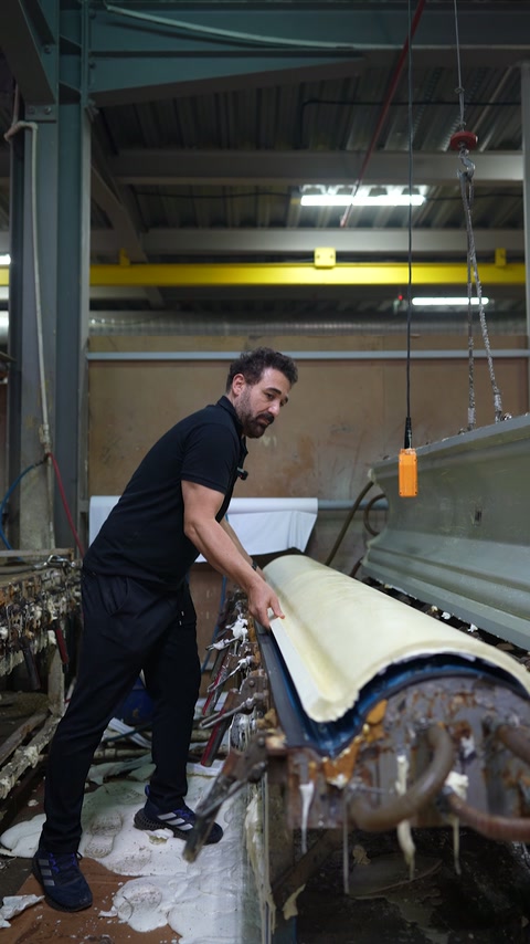 Usta kalıptaki kartonpiyeri dikkatlice dışarı çıkarıyor