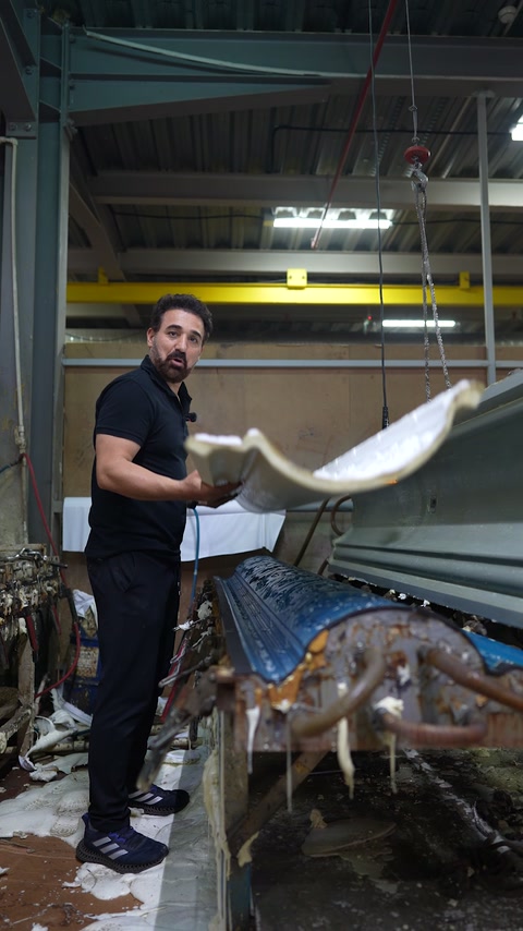 Açılan kalıptan beyaz desenli kartonpiyer ayrılıyor