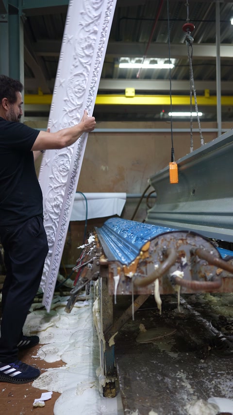 Uzun kabartmalı kartonpiyer dik konumda tutuluyor