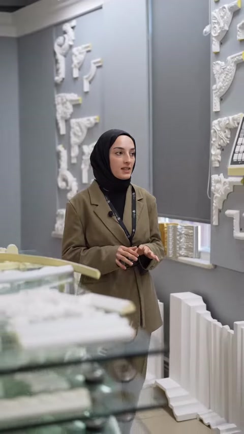 Çıta ve süpürgelik numuneleri showroom tezgâhı çevresinde birlikte sergileniyor.