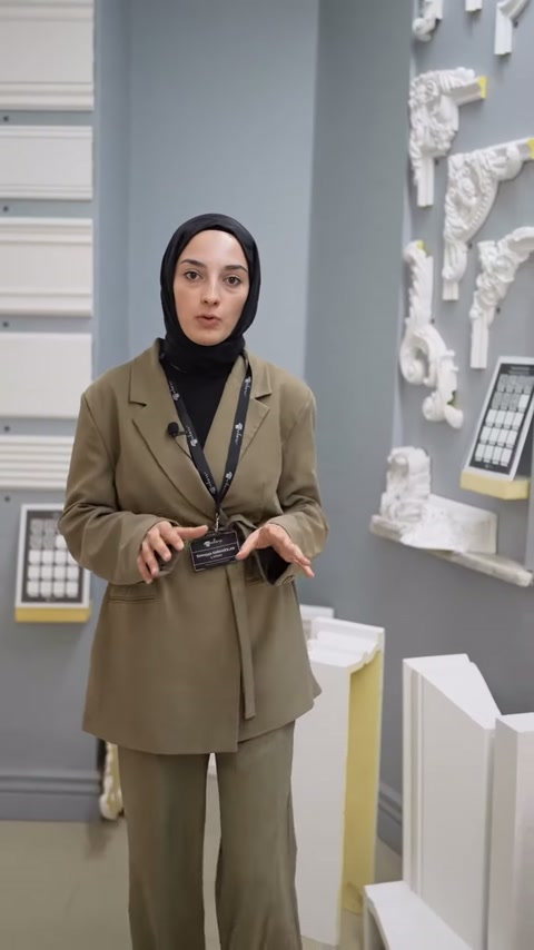 Sunucu tezgâh yanındaki beyaz profil örneklerini anlatıyor.