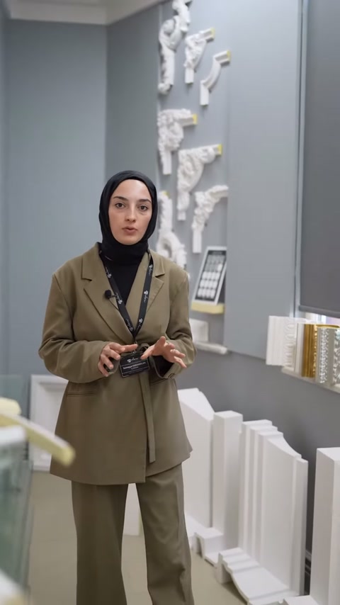 Sunucu ellerindeki küçük numuneyle çıta seçeneklerini tanıtıyor.