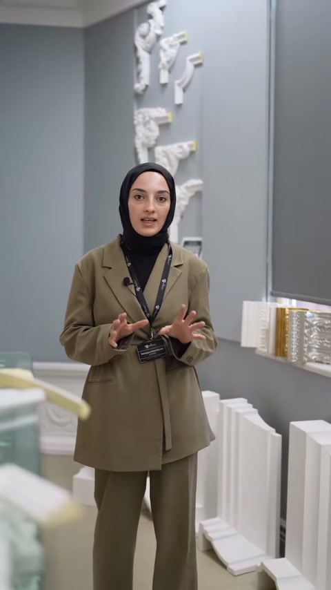 Beyaz profil panoları önünde ürün özellikleri el hareketleriyle anlatılıyor.