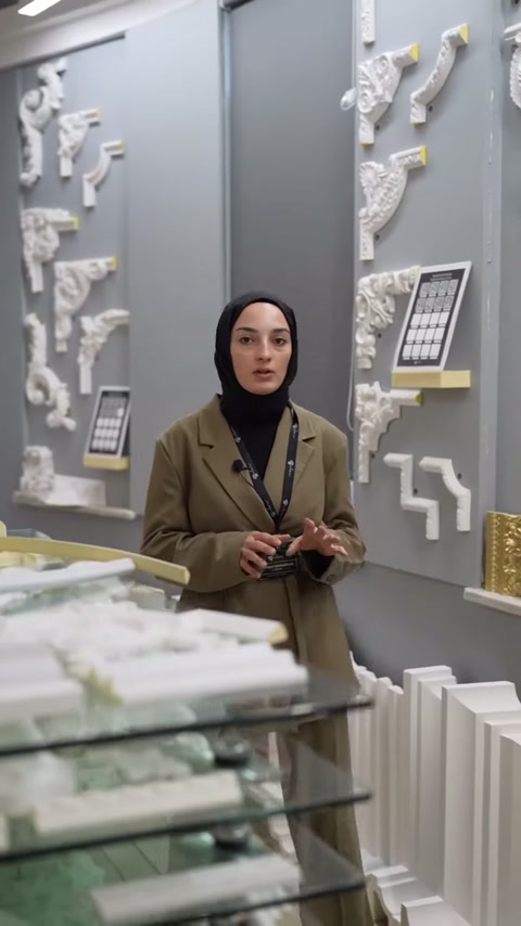 Sunucu, duvar köşeleri ve tezgâh numuneleri arasında konuşuyor.