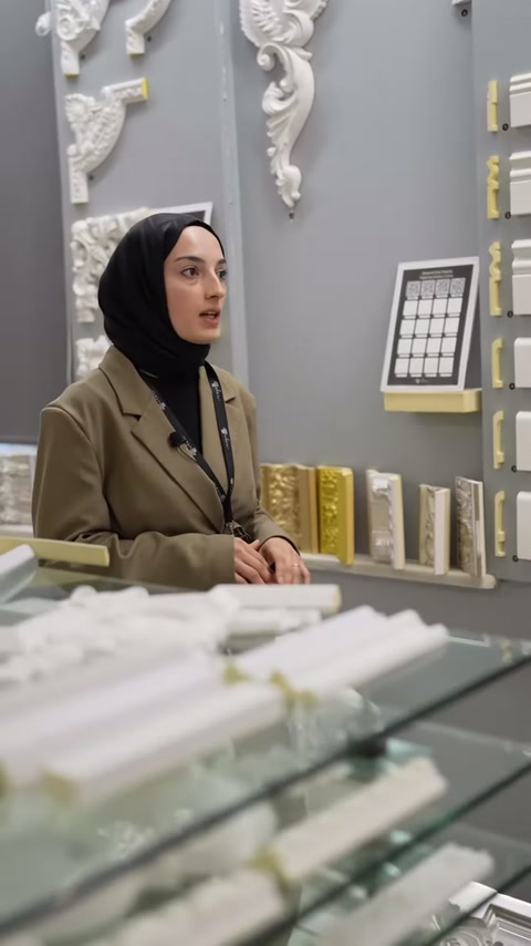 Cam tezgâh üzerindeki beyaz süs parçaları yakında sergileniyor.