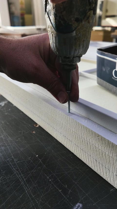 Panel üzerindeki ince çerçeve profili matkapla sabitleniyor.