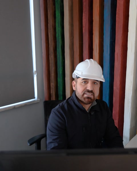 Yetkili ofis masasında proje hakkında bilgi veriyor
