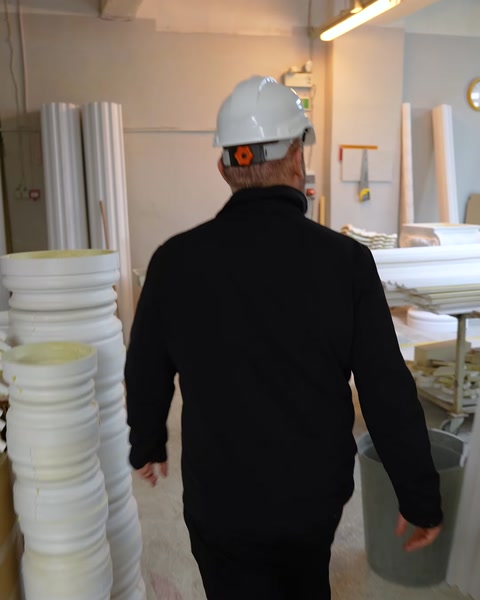 Fabrika içinde profil rulolarının bulunduğu koridorda yürüyüş