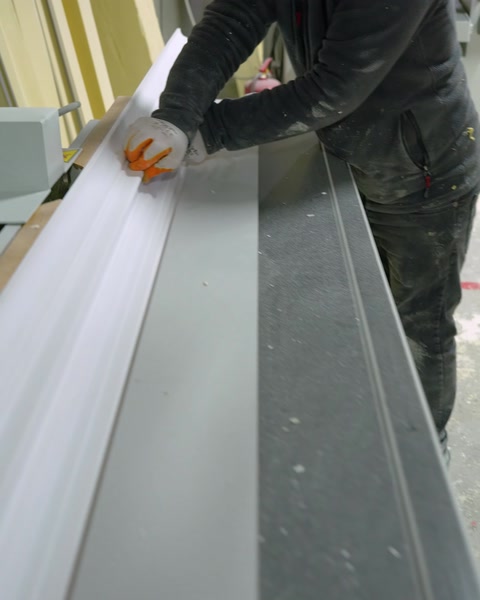 Beyaz kartonpiyer profili makinede işlenirken görülüyor