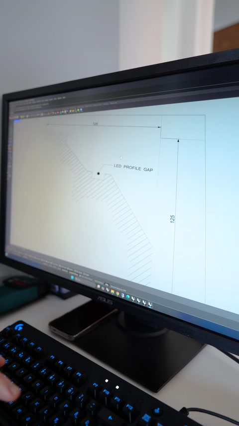 LED kanalı içeren profil kesiti ekranda ayrıntılı biçimde gösteriliyor