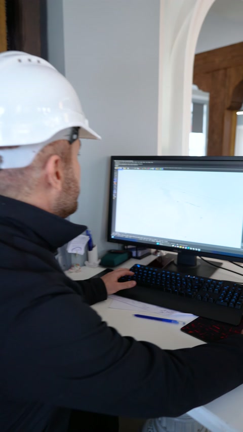 Ekrandaki ince çizgilerle dekoratif profilin temel formu belirleniyor