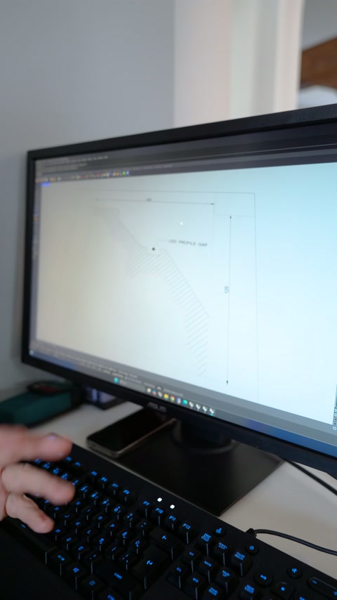 Monitörde gizli aydınlatma yuvasının bulunduğu profil kesiti açık duruyor
