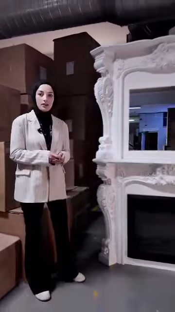 Sunucu üst açıklıklı dekoratif şömine modelini önden tanıtıyor