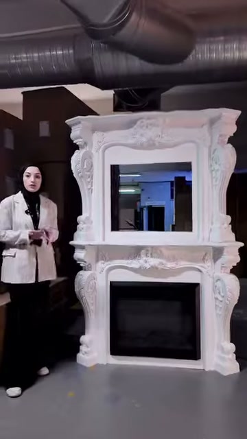 Beyaz şömine ünitesi siyah elektrikli hazneyle karşıdan sergileniyor