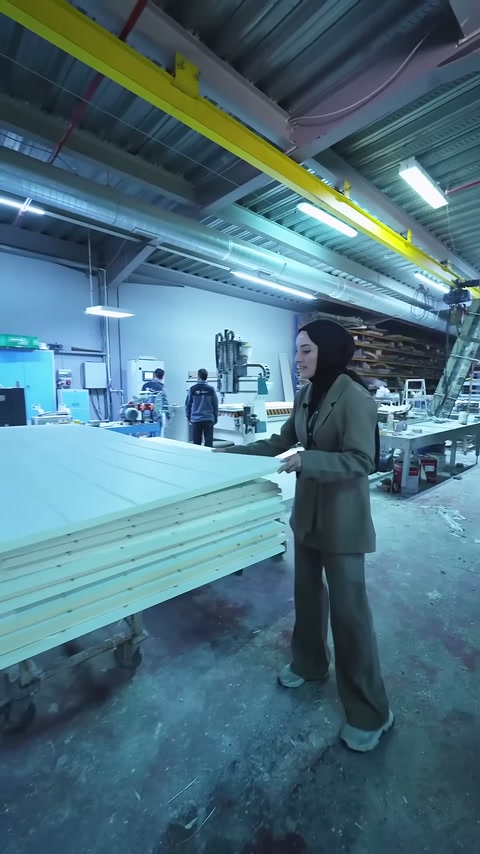 Beyaz panel katmanları tezgâh kenarında belirgin biçimde görüntüleniyor