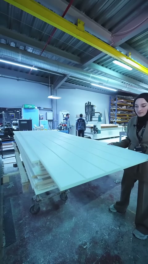 Uzun panel yüzeyi sunucunun yanında geniş açıyla inceleniyor