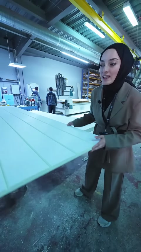 Beyaz lambri panelinin paralel kanalları sunucunun önünde sergileniyor